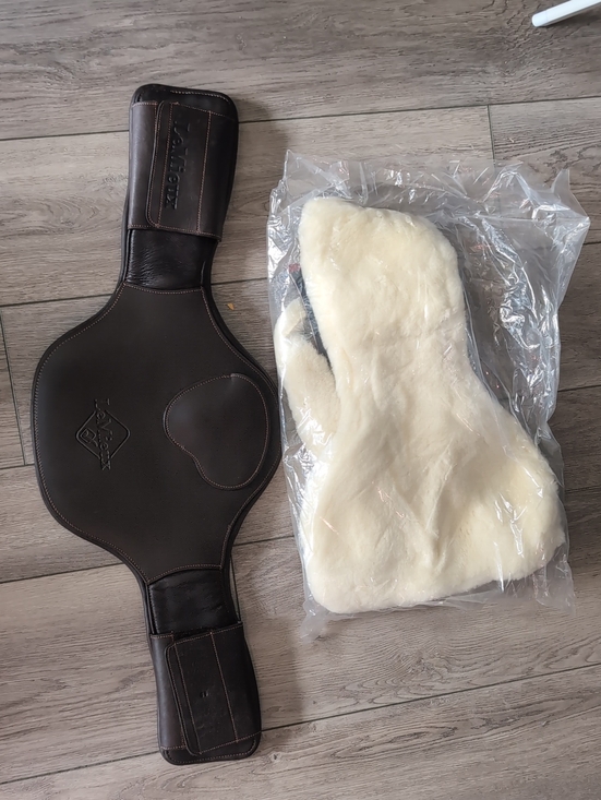 Lemieux Other - LeMieux Gel-tek Havana Leather Short Girth with Sheepskin Cover